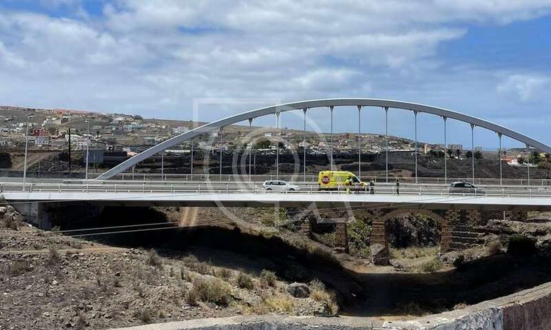Ambulancia del SUC y agentes de la Policía Local en la zona, al filo de las 15.00 horas/TA.